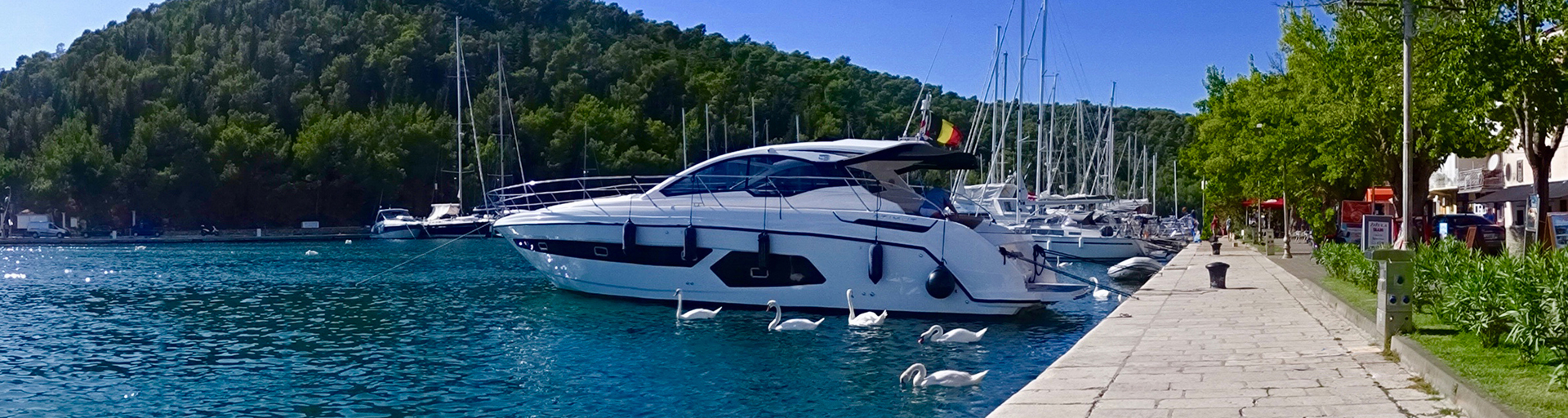 Azimut Atlantis 43 - Daydream aangemeerd in het dorp Skradin te Sibenik, Split Dalmatië